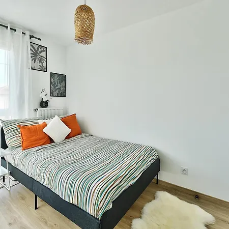 Apartment L'Eden Urbain Proche Lyon, Terrasse, BBQ et Parking Grigny (Rhone)